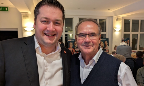 Dr. Thorsten Kornblum ließ sich bei der SPD-Wahlparty feiern und beglückwünschen – hier gratuliert sein Amtsvorgänger Ulrich Markurth.