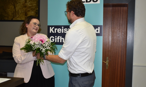 Kreisvorsitzender Frederick Meyer gratuliert Lena-Sophie Laue MdL