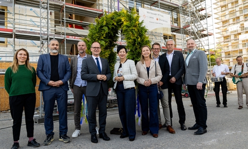v.l.n.r. Lisa Graf, Projektarchitektin bei Partner und Partner Architektur, Jörg Finkbeiner (BDA), Geschäftsführer Partner und Partner Architektur, Christian Eickhoff, Geschäftsführer der GLS Woodscraper GmbH & Co. KG, Grant Hendrik Tonne, niedersächsischer Minister für Wirtschaft, Verkehr und Bauen, Immacolata Glosemeyer, MdL - Stellv. Vorsitzende der SPD-Landtagsfraktion, Cindy Lutz, MdL – Sprecherin für Wissenschaft, Kultur und Erwachsenenbildung der CDU Fraktion Niedersachsen, Christian Schroeder, forstpolitischer Sprecher der Grünen Landtagsfraktion Niedersachsen, Kai-Uwe Hirschheide, Erster Stadtrat und Stadtbaurat der Stadt Wolfsburg und André Meyer, Leiter des Kompetenzcenters Nachhaltige Immobilien.