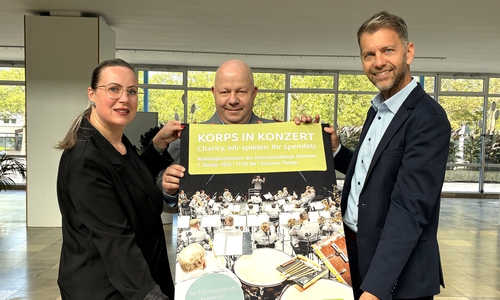 Rührten gemeinsam die Werbetrommel für das Charity-Konzert (von links): Janet Gelbke (Referat Repräsentation), Frank Haufe (Obergefreiter der Reserve) und Oberbürgermeister Dennis Weilmann.