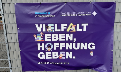Das betroffene Plakat. Von weitem fällt es kaum auf...