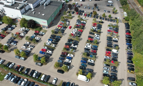 Der Parkplatz am Bahnhof ist bis zu den Mittagsstunden gut ausgelastet.