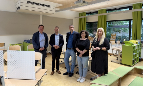 Christoph Andacht (Geschäftsbereichsleiter Schule), Oberbürgermeister Dennis Weilmann, Tino Deich (Leiter Abteilung Elektrotechnik im Geschäftsbereich Hochbau), Bauleitung Sandra Mehring und Schulleiterin Tanja Moormann (v. li.) besichtigten die Bunte Grundschule.