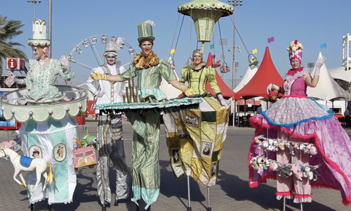 Am Kindertag sind diese Walking Acts unterwegs.