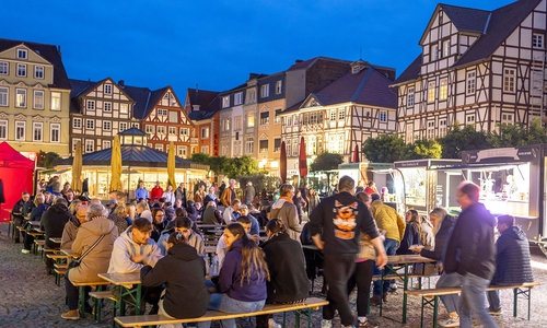 Platz nehmen und genießen beim Foodtruck Festival in der Peiner Innenstadt.