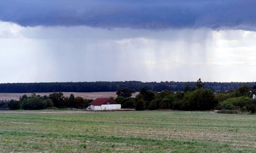 Unwetterwolke über einem Acker (Archiv)