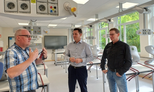  Schulleiter Jens Hoppe, Bürgermeister Matthias Nerlich und Fachbereichsleiter Bauverwaltung ,Karsten Moritz bei der Begehung.    