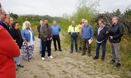 Dr. Walter Schmotz (rechts), Dr. Steffen Stölzer (Zweiter von rechts) und Diplom-Geologe Johann Tebbe (Dritter von rechts) informieren Ausschussmitglieder und Verwaltung über die Sanierung der Altlast „Halberstädter Straße“.