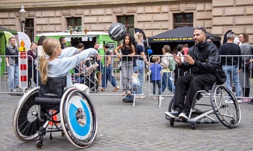 Besucher probierten sich durch die sportliche Vielfalt Braunschweigs und warfen beim Rollstuhlbasketball ordentlich Körbe.