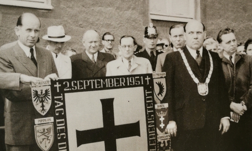 Salzgitters Oberbürgermeister Dr. Wilhelm Höck (Oberbürgermeister v. 1948 - 1953, rechts neben dem Schild stehend) beim Tag des deutschen Ostens 1951 in Salzgitter.