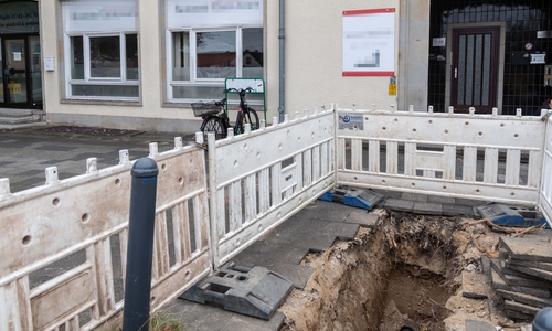 Direkt vor dem Gebäude am Schölkegraben 1 wurden Arbeiten an der Gasleitung durchgeführt. Hauseigentümer Ulrich Ehlers vermutet einen Zusammenhang zwischen den Bauarbeiten und den anschließend festgestellten Undichtigkeiten im Haus. Ob die Arbeiten tatsächlich Ursache der Schäden sind, ist bislang nicht geklärt.