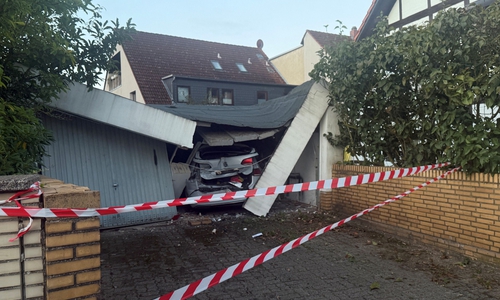 Das Auto stand ursprünglich vor der Garage und wurde in Folge des Unfalles in die Garage hineingeschoben.
