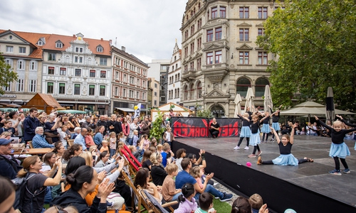 Beim trendsporterlebnis sorgten Auftritte von kleinen und großen Sportlerinnen und Sportlern der Region auf der NextGenerationStage von New Yorker für gute Stimmung auf dem Kohlmarkt.