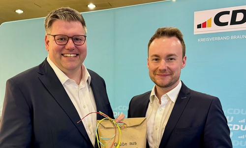 Maximilian Pohler gratuliert Thorsten Köster zu seiner Wiederwahl zum Fraktionsvorsitzenden.