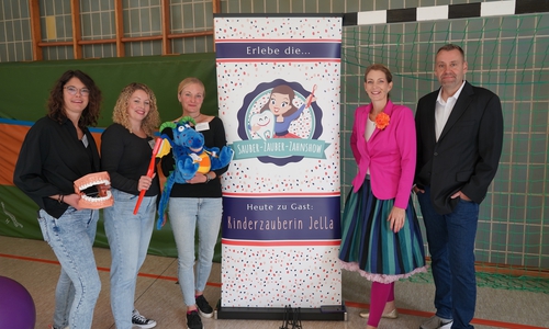 Isabelle Seifert, Nadine Koczy und Janine Ambrosi von der Aktionsgemeinschaft „Gesunde Zähne“ (von links) freuen sich gemeinsam mit Kinderzauberin Jella und Fachdienstleiter Martin Bunzel über einen gelungenen Tag der Zahngesundheit.