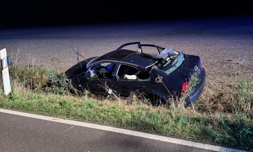 Das Auto war in der Nacht im Graben gelandet.