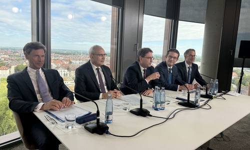 Der Vorstand der Volksbank BRAWO bei der Bilanz-Pressekonferenz am 15. September (v.l.n.r.): Dr. Heiner Arnoldi (Vorstandsmitglied), Jürgen Wache (Generalbevollmächtigter, designierter Vorstandsvorsitzender), Dr. Lars Berkefeld (Vorstandssprecher) und Carsten Ueberschär (Vorstandsmitglied) gemeinsam mit Pressesprecher Daniel Dormeyer.