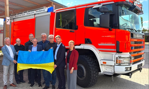 Vertreter aus Politik, von der Berufsfeuerwehr und der Stadt mit Oberbürgermeister Dennis Weilmann (zweiter von rechts) mit dem Feuerwehr-Löschfahrzeug für Nischyn. 