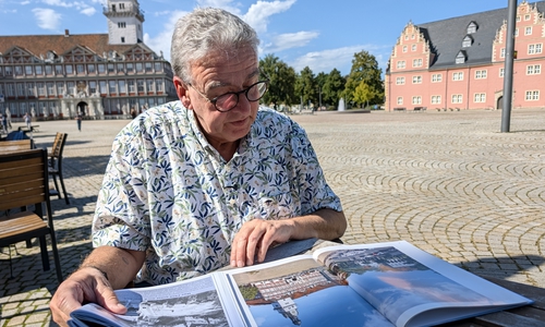 Thomas Pink erklärt, wie der Schlossplatz einst aussah und wie es überhaupt zum Umbau des Platzes kam.