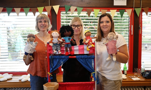 Zeigen den Kindern im Spiel mit Handpuppen, dass sie sich nicht vor einer Einschulungsuntersuchung fürchten müssen: v.l. Ursula Wolter, Ärztin, Dr. Jacqueline Bahlmann-Duwe und Janet Sajitz, Krankenschwester.