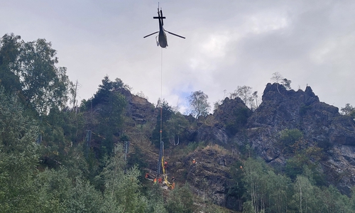 Der Fangzaun musste mit einem Hubschrauber eingesetzt werden.