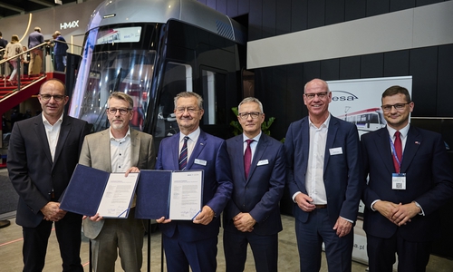 Dirk Neubauer (BSVG-Prokurist), Frank Brandt (BSVG-Geschäftsführer), Krzysztof Zdziarski (CEO Pesa), Maciej Maciejewski (CSO Pesa), Ulrich Lauel (Geschäftsführer Heiterblick) und Michal Sztybel (Präsident der Provinz Kujawsko-Pomorskie) nach der Unterzeichnung im Rahmen der Innotrans (v. li.).