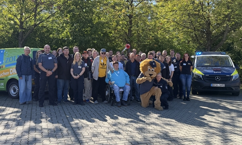 Gruppenbild mit Zollmaskottchen 