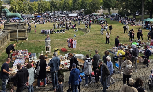 Auf der Wiese an der Kaiserpfalz ist wieder Flohmarkt.