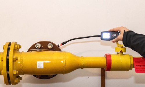 Bei der Überprüfung der Gasleitung zeigt das Messgerät Alarm: An der Anlage am Schölkegraben 1 wurden Undichtigkeiten festgestellt. Die Gasversorgung für die Warmwasserbereitung der acht Wohnungen sowie für die Küche des Restaurants Montenegro wurde daraufhin unterbrochen.