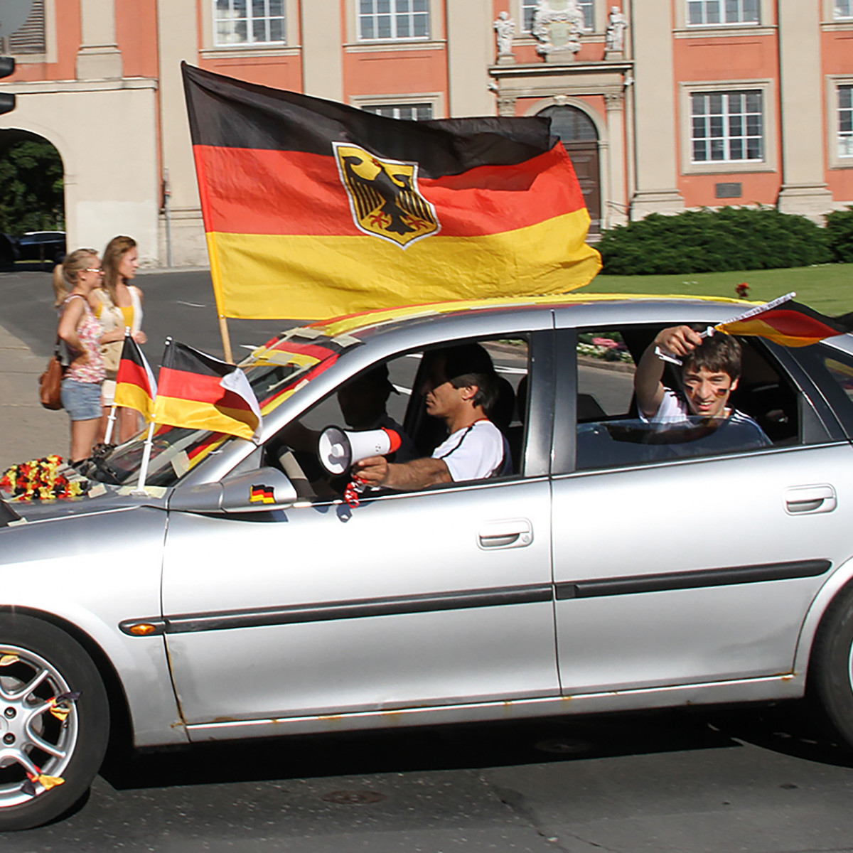 Flagge zeigen am Auto – Was ist erlaubt?