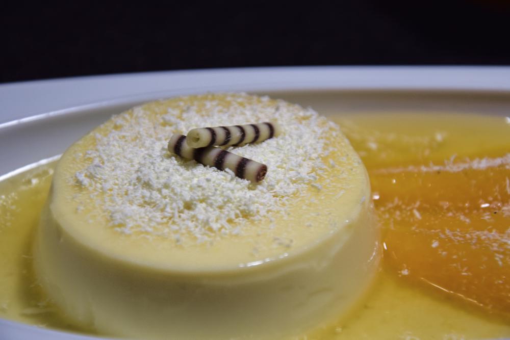 Weiße Schokoladen Panna cotta mit Orangenkaramell | regionalHeute.de