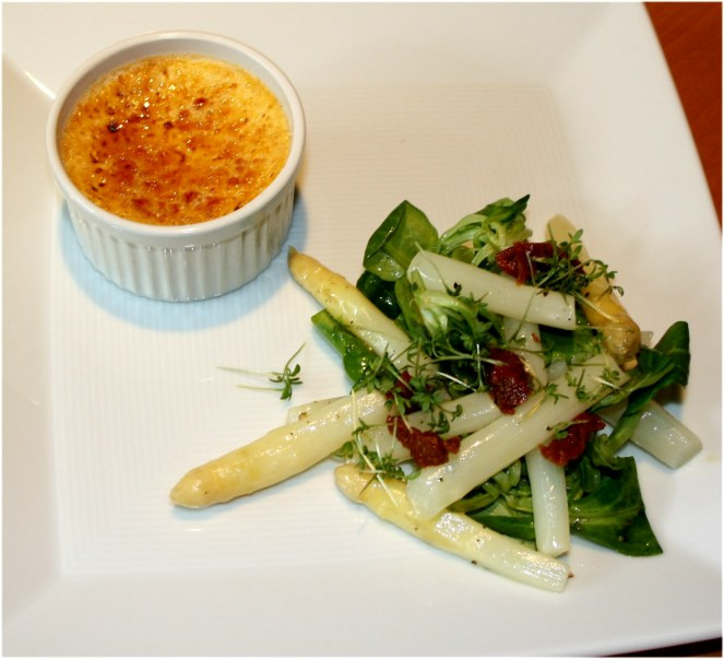 Spargel-Crème brûlée mit Spargelsalat | regionalHeute.de