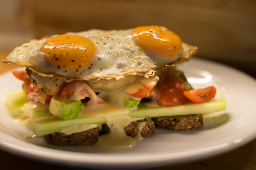 Strammer Hahn auf Salatbett mit Honig-Senf Dressing | regionalHeute.de