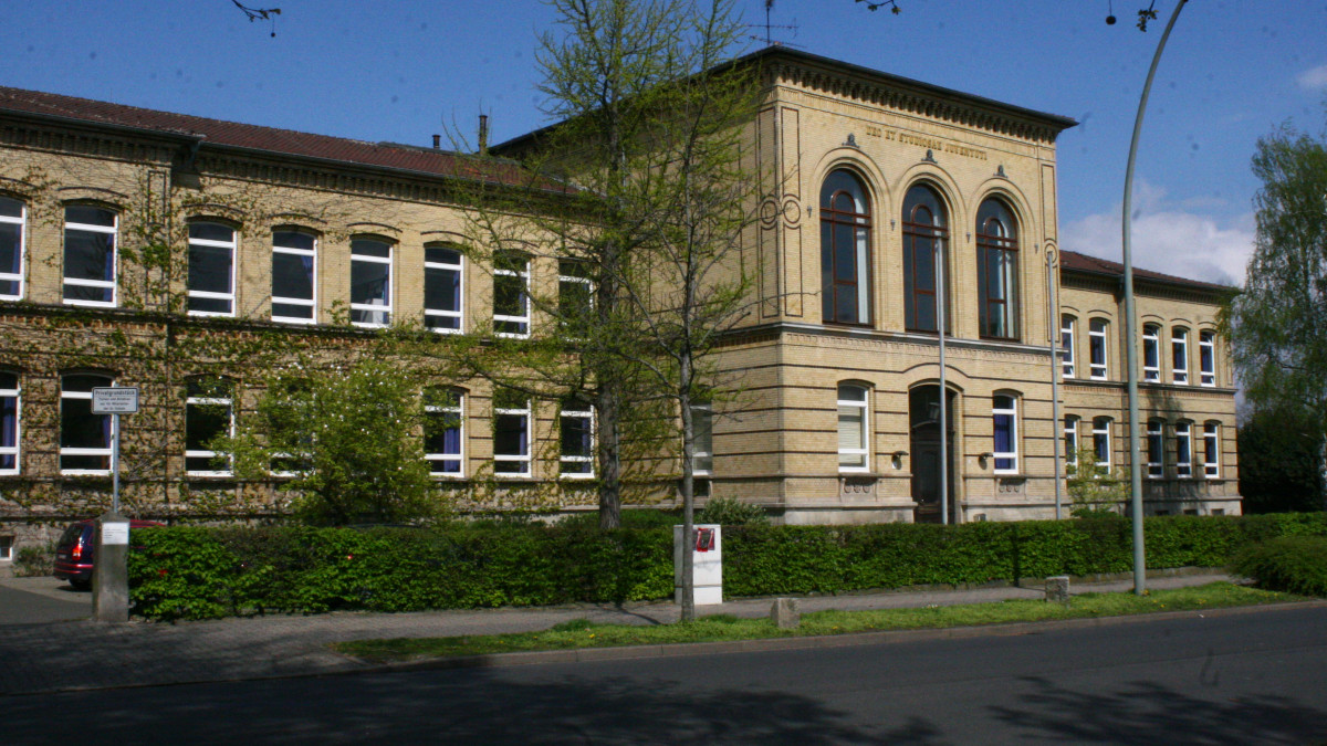 Eltern-schockiert-M-dchen-vor-Schule-sexuell-bel-stigt