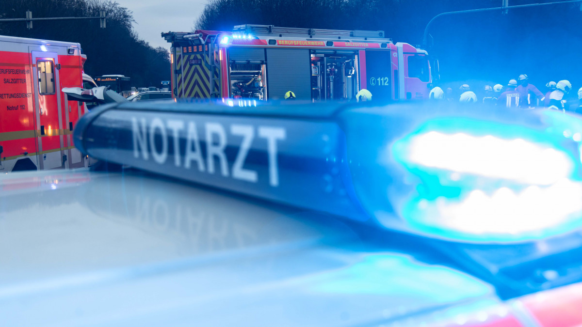 Mann-74-st-rzt-auf-Stra-e-und-wird-von-Auto-lebensgef-hrlich-verletzt