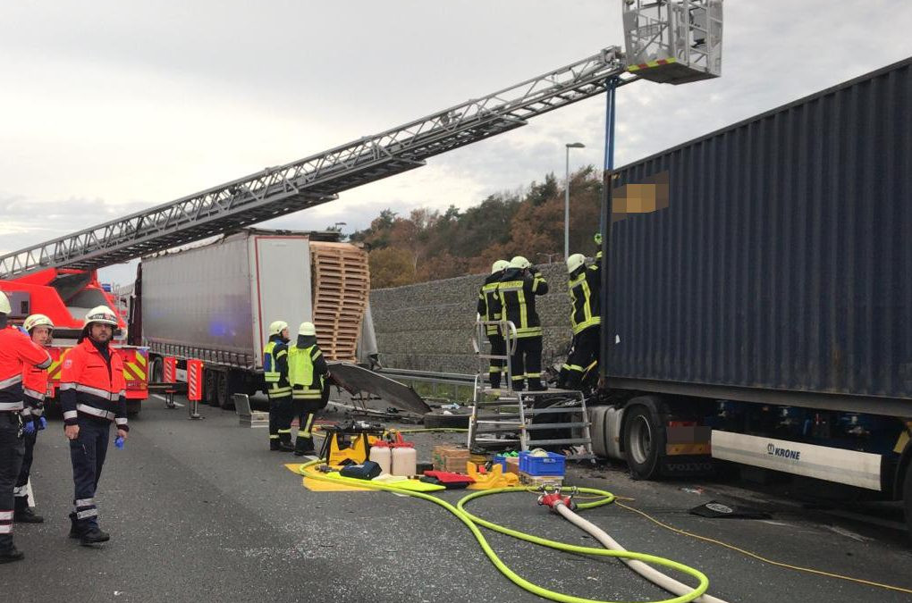 Tödlicher Unfall Am Stauende - LKW Fährt Ungebremst Auf | RegionalHeute.de