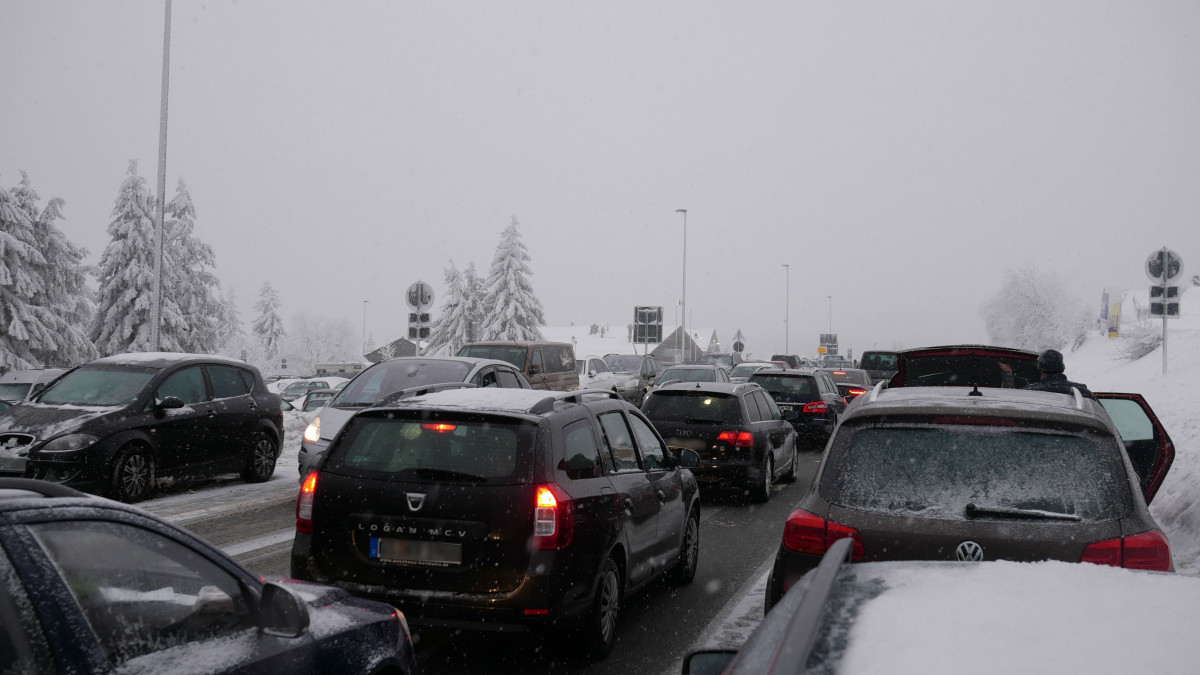Besucheransturm-im-Harz-h-lt-an-Volle-Stra-en-und-Parkpl-tze-am-Sonntag