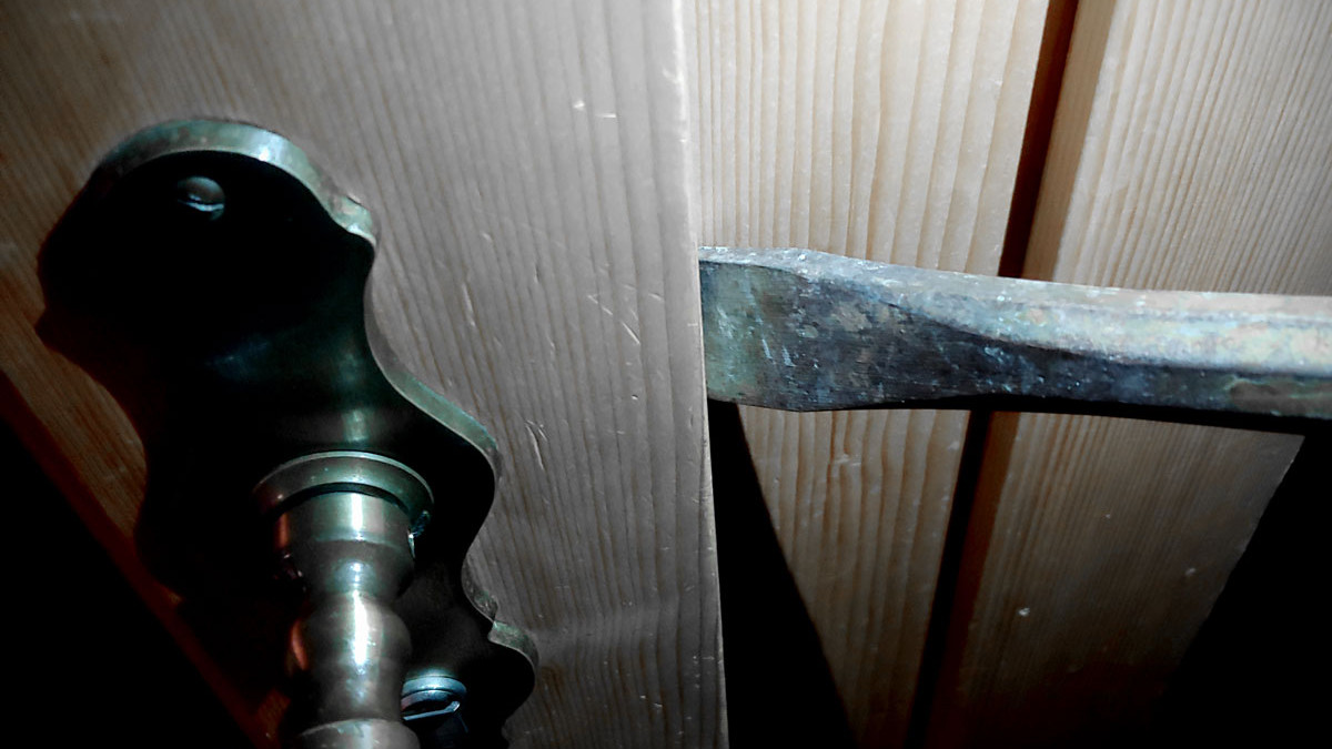 Einbruch-am-Tag-Unbekannte-durchw-hlen-Einfamilienhaus