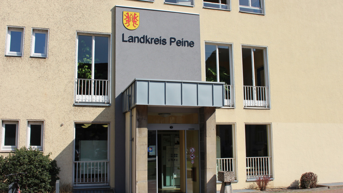 Peine Schriftzug und Wappen von Landkreisgebäude gerissen