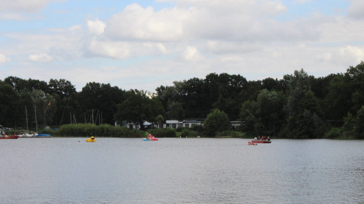 Allersee-M-hboot-sorgt-f-r-sauberes-Badevergn-gen