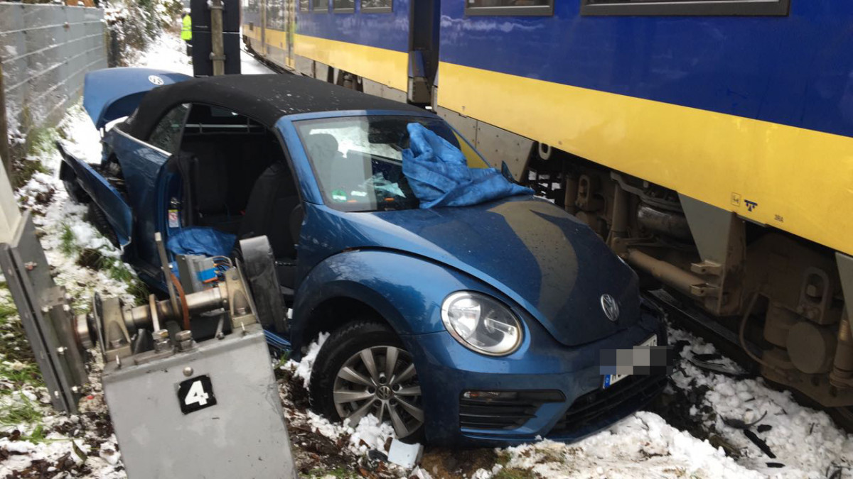 Zug Kollidiert Mit Auto: Fahrerin Muss Rausgeschnitten Werden ...