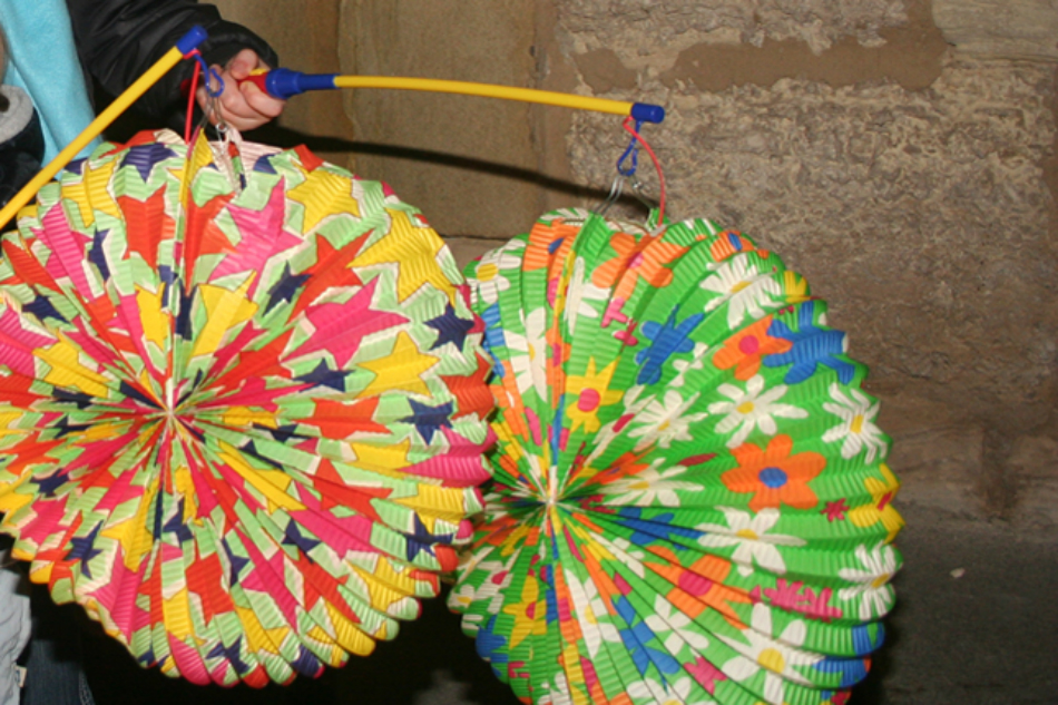 Mit-der-Laterne-durch-Braunschweig-Der-Hintergrund-ist-ernst