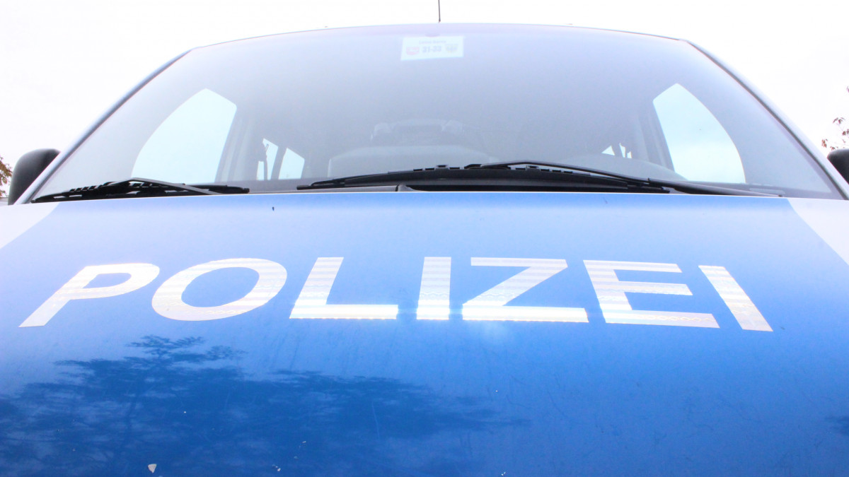 Verwechslung-mit-Folgen-Auto-kracht-in-B-ckerei-Mobiliar