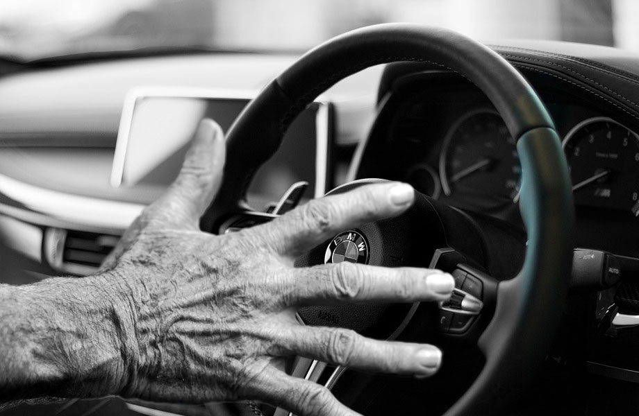 Medizinischer-Notfall-Autofahrer-besch-digt-Poller-und-drei-geparkte-Autos