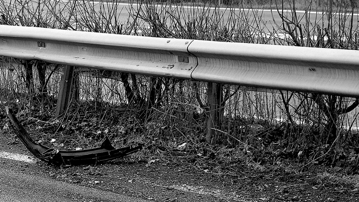 Schutzplanke-an-der-A2-durch-unbekannten-LKW-besch-digt