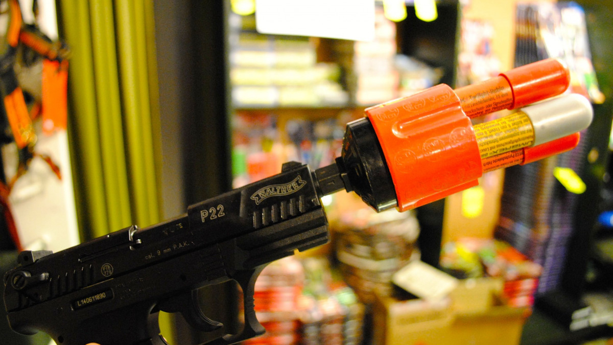 Silvester-Knaller-Wann-braucht-man-einen-Waffenschein-