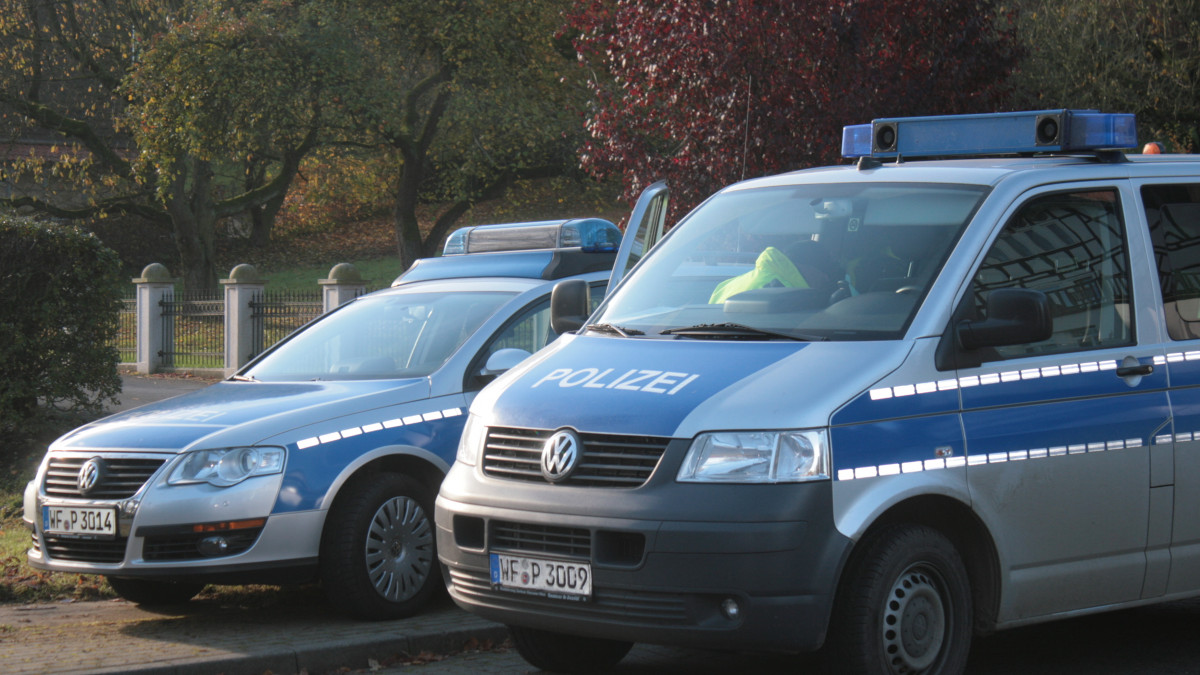 Flaschenwurf-an-Kreuzung-T-ter-fl-chtig