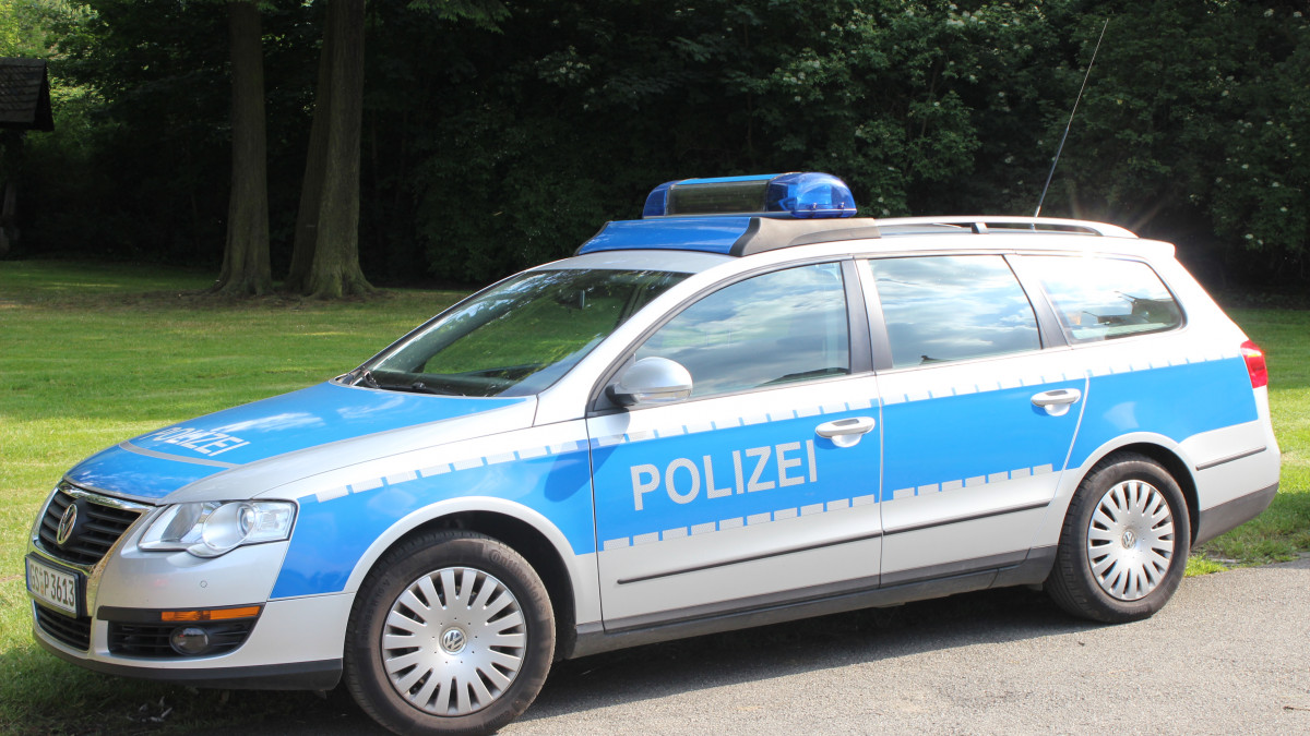 Unbekannter-f-hrt-auf-Audi-Q7-auf-und-fl-chtet