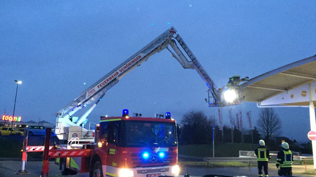 Erste Sturmsch Den Im Landkreis Feuerwehr R Ckt Aus Regionalheute De