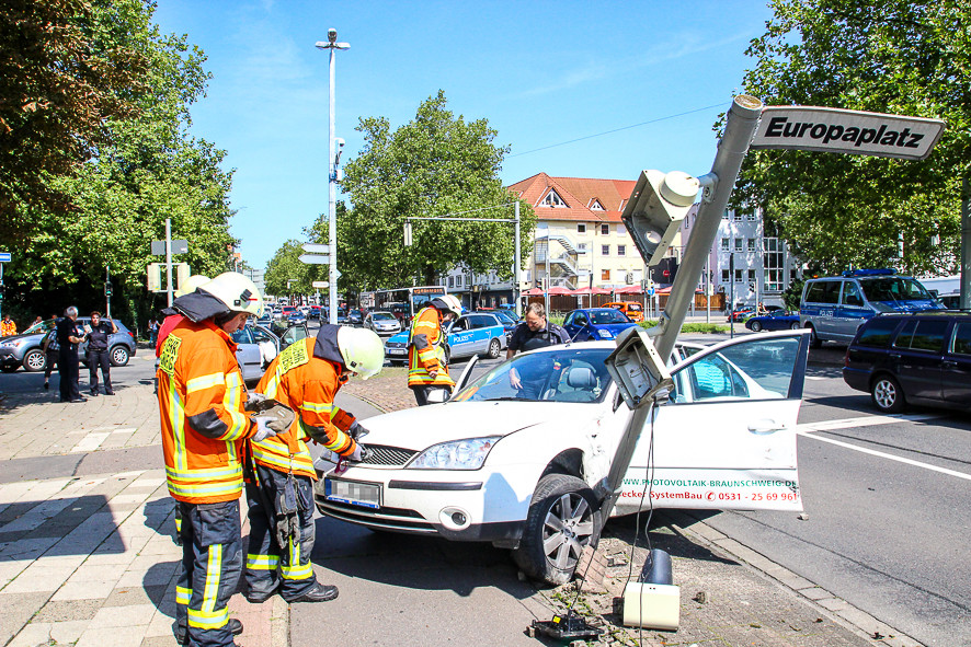 Wohl Erst Bei Rot über, Dann Gegen Die Ampel Gefahren | RegionalHeute.de